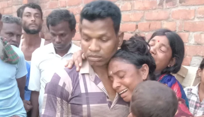 প্যারোলে মুক্তি পেয়ে মায়ের লাশের পাশে নরেশ পাহান