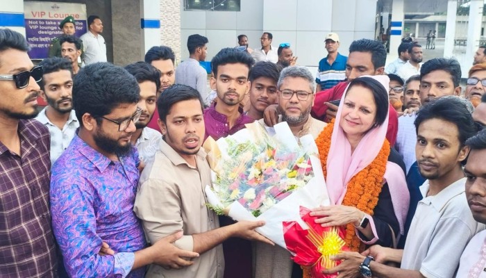 বরিশাল বিমানবন্দরে নবনির্বাচিত এমপিকে শুভেচ্ছা জানালেন গোলাম আযম সৈকত ও বিএনপি নেতাকর্মীরা