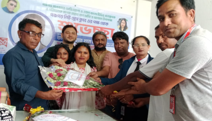 ​পঞ্চগড়ে মানবতার ফেরিওয়ালা রাহাত খান আঁখিকে সংবর্ধনা