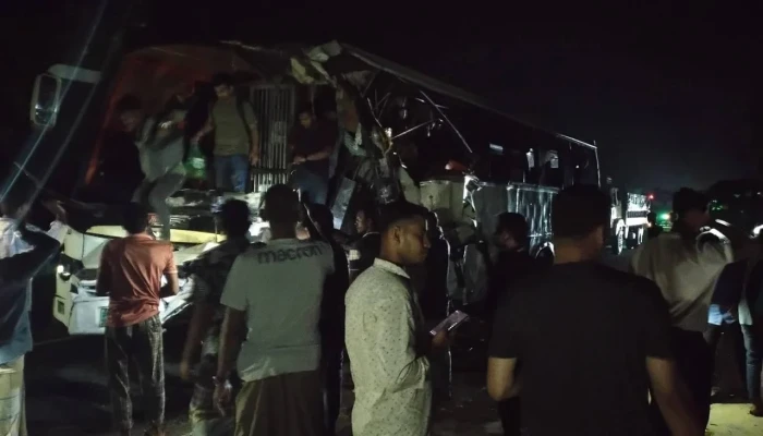 ঢাকা-ভাঙ্গা এক্সপ্রেসওয়েতে বাস-ট্রাক সংঘর্ষে আহত ১০