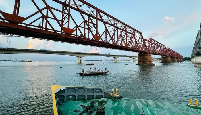 অস্ত্রের মুখে বাদাম ব্যবসায়ীদের জিম্মি করে ৩৫ লাখ টাকা লুট