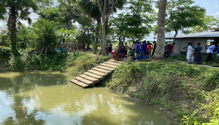 এলাকাবাসীর খাবার পানির পুকুরে বিষ প্রয়োগ, ভেসে উঠলো চাষের মাছ