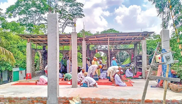 কলাপাড়ায় অর্থাভাবে বন্ধ ১৫০ বছরের ঐতিহ্যবাহী মসজিদের নির্মাণকাজ