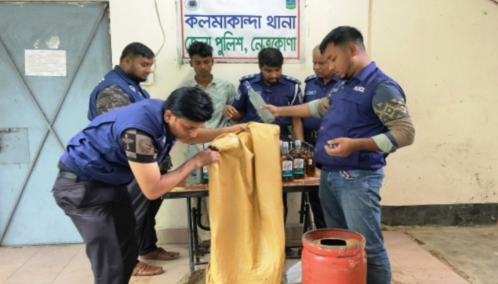 ​কলমাকান্দায় অভিনব কৌশলে ভারতীয় মদ পাচারকালে যুবক আটক