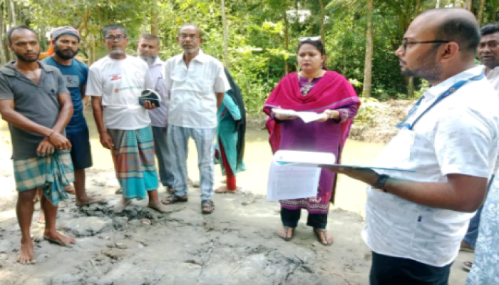 ​রাজাপুরে খাল খনন কাজ পরিদর্শনে ইউএনও, অনিয়ম রোধে দিকনির্দেশনা