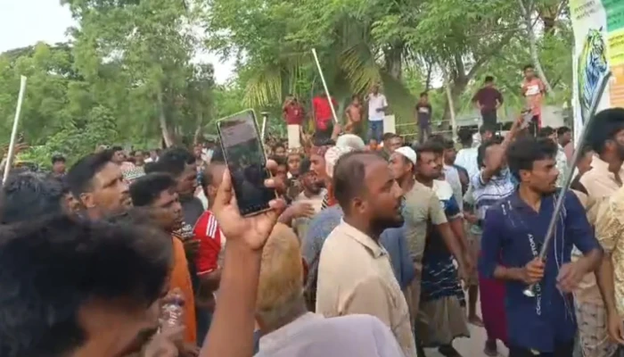 গুলিতে নিহত জেলের লাশ নিয়ে বিক্ষোভ, বন অফিসে হামলায় আহত ৫