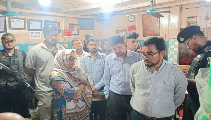 রংপুরে র‌্যাব-১৩ এবং জাতীয় ভোক্তা অধিকার সংরক্ষণ অধিদপ্তরের কর্তৃক যৌথ মোবাইল কোর্টে ০৪ টি দোকানকে ৬১,০০০/- টাকা জরিমানা।