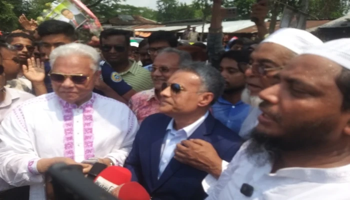 প্রধানমন্ত্রীর ছবি না থাকায় মঞ্চে উঠলেন না সেতুমন্ত্রী
