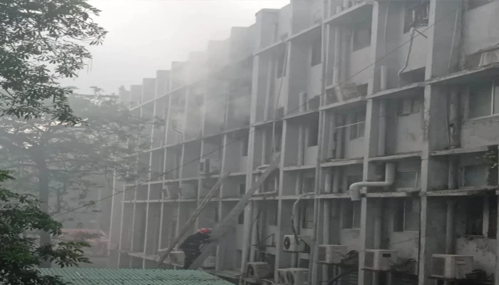 খুলনা মেডিকেল কলেজের আগুন নিয়ন্ত্রণে, আহত ৫