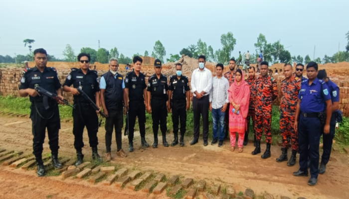 দিনাজপুরে র‌্যাব-১৩, রংপুর এবং পরিবেশ অধিদপ্তর এর যৌথ মোবাইল কোর্ট পরিচালনায় লাইসেন্স বিহীন ০২ টি ইট-ভাটা ধ্বংস।