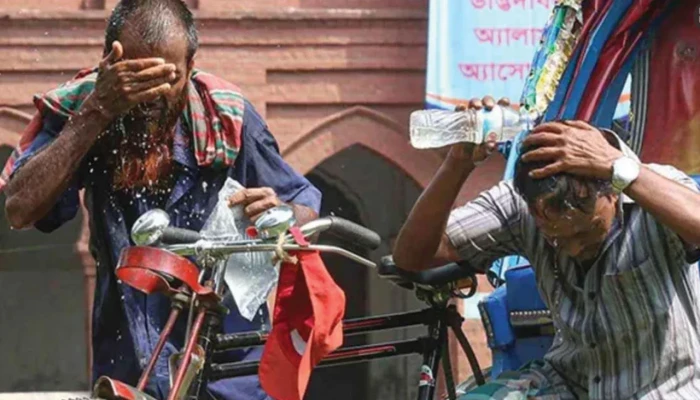 বৃষ্টি কমে বাতাসে আর্দ্রতা বেড়ে অস্বস্তিকর গরমে ছটফট করছে মানুষ