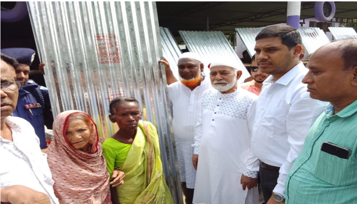 ​ফুলবাড়ী উপজেলা ৭টি ইউনিয়নে অসহায়দের মাঝে ঢেউ টিন বিতরণ\