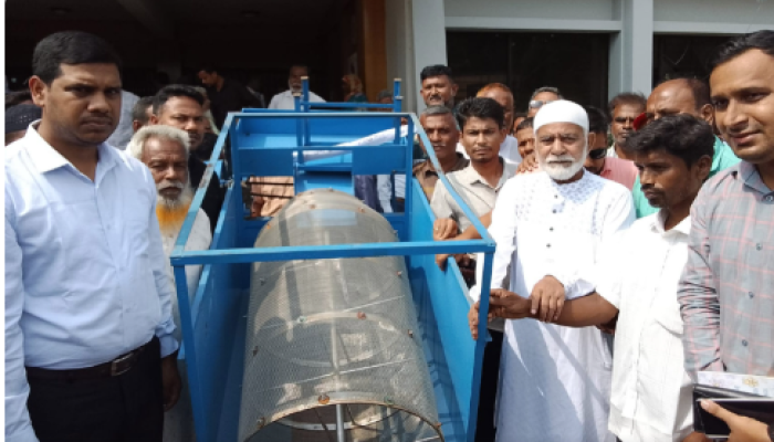 ​ফুলবাড়ীতে ভার্মি কম্পেস্ট সেপারেটর মেশিন বিতরণ\