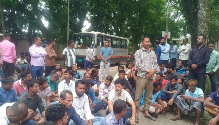 বড়পুকুরিয়া কয়লাখনিতে শ্রমিক-কর্মচারীদের অবস্থান কর্মসূচি