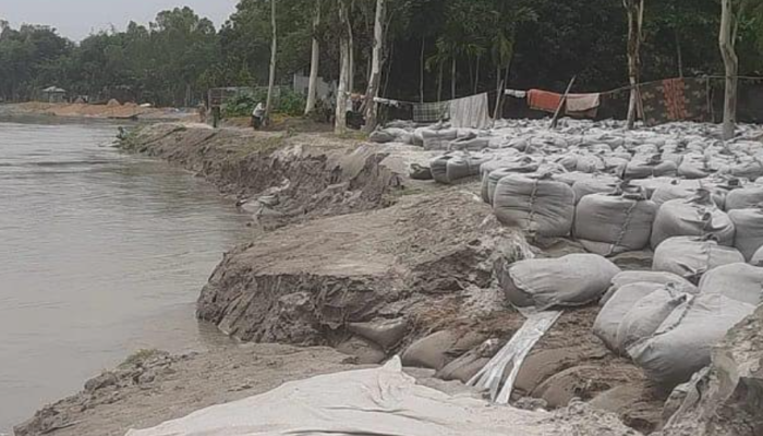 তিস্তাপারের প্রকল্পে ধস, আতঙ্কে নদী তীরবর্তী মানুষ