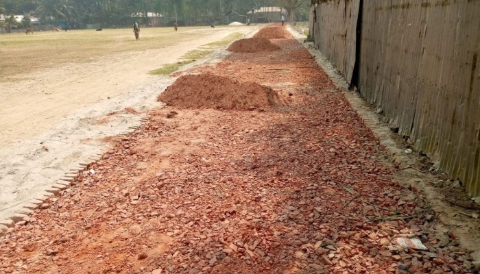 ১ কিলোমিটার সড়কের কাজ শেষ হয়নি তিন বছরেও