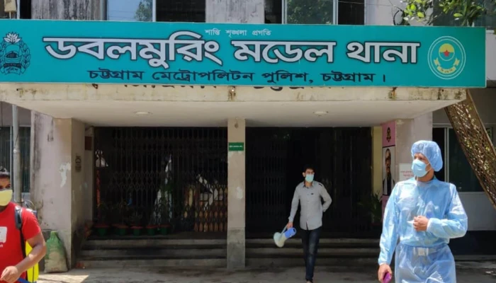 এবার ৭ বছরের মেয়েকে ধর্ষণচেষ্টার অভিযোগ, জনতার হাতে অবরুদ্ধ পুলিশ