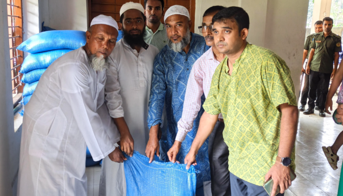 কোরবানির চামড়া সংরক্ষণে হিজলায় লবণ বিতরণ