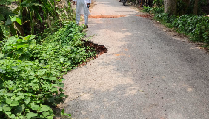 সংস্কারের অভাবে বেহাল মেমানিয়ার দুর্গাপুর লঞ্চঘাট- সড়ক, ভোগান্তিতে হাজারো মানুষ