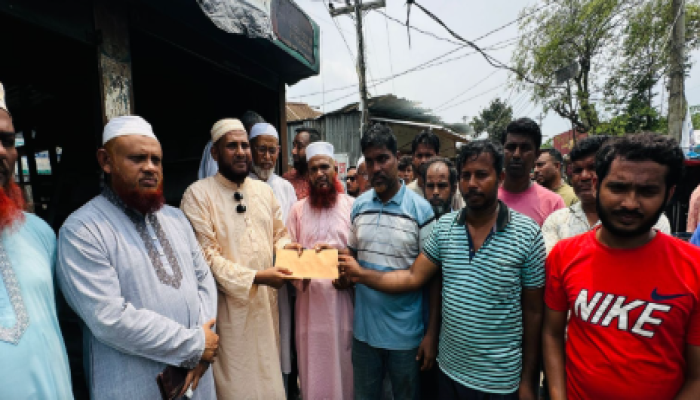কসবা মনকাশাইর অগ্নিকান্ডে ৩ দোকান ভস্মীভূত ক্ষতিগ্রস্তদের মাঝে আতাউর রহমান সরকারের অর্থ সহায়তা