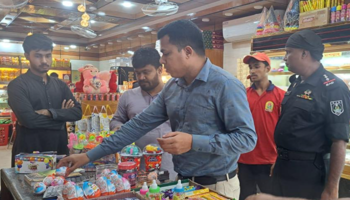 র‌্যাব-৯ ও ভোক্তা অধিকার সংরক্ষণ অধিদপ্তরের যৌথ অভিযানে হবিগঞ্জের বাহুবলে অতিরিক্ত মূল্যে পণ্য বিক্রি, অস্বাস্থ্যকর পরিবেশে খাদ্য পণ্য তৈরী এবং আমদানিকৃত নিষিদ্ধ কসমেটিক্স বিক্রির দায়ে ০৫টি প্রতিষ্ঠানকে ২৭ হাজার টাকা জরিমানা