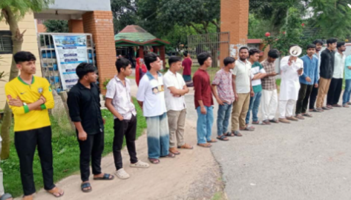 ফুলবাড়ীতে শিশু শিক্ষার্থীকে ধর্ষণচেষ্টার অভিযোগ গভীর রাতে আপোষ রফা, প্রতিবাদে মানববন্ধন