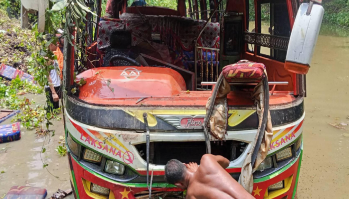 কুষ্টিয়ার খোকসায় বালুবাহী ডাম্প ট্রাকের সঙ্গে যাত্রীবাহী বাসের সংঘর্ষে নিহত-০৩, আহত অন্তত: ২২