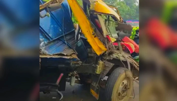 বরিশাল-ঢাকা মহাসড়কে দুই ট্রাকের মুখোমুখি সংঘর্ষ, গুরুতর আহত ২ চালক