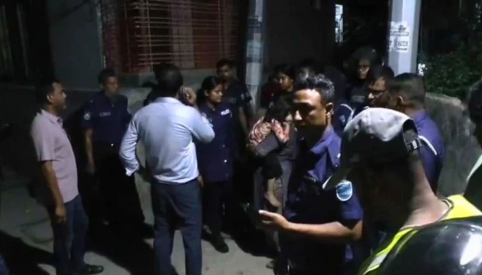 ফতুল্লায় চাঁদা না পেয়ে ব্যবসায়ীর বাড়িতে হামলা, ককটেল বিস্ফোরণ