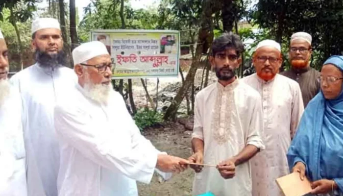 জুলাই শহীদ পরিবারে জামায়াতে ইসলামীর ঈদ উপহার বিতরণ