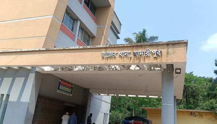 ঢাকা-বরিশাল মহাসড়কে অজ্ঞাত ব্যক্তির লাশ উদ্ধার