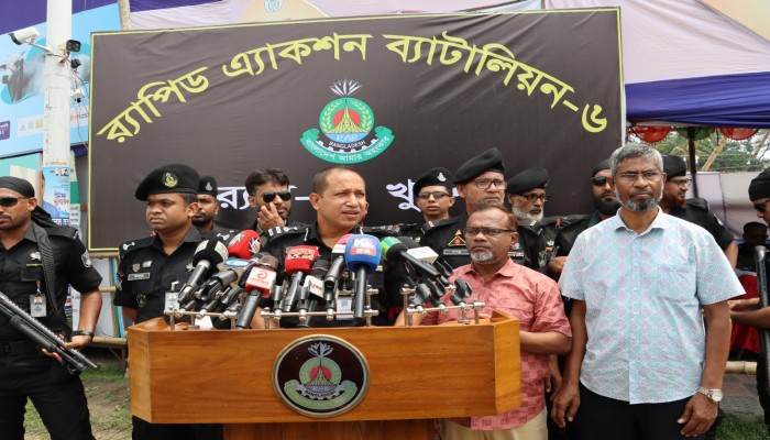আসন্ন ঈদ উল আযহাকে কেন্দ্র করে অদ্য ২৬/০৫/২০২৬ ইং তারিখ, রোজ মঙ্গলবার, সকাল ১০:৩০ ঘটিকার সময় খুলনা মহানগরীর জোড়া গেট সংলগ্ন গরুর বাজারে প্রেস ব্রিফিং করেন লেফটেন্যান্ট কর্নেল নিস্তার আহমেদ, অধিনায়ক, র‍্যাব-৬, খুলনা মহোদয়