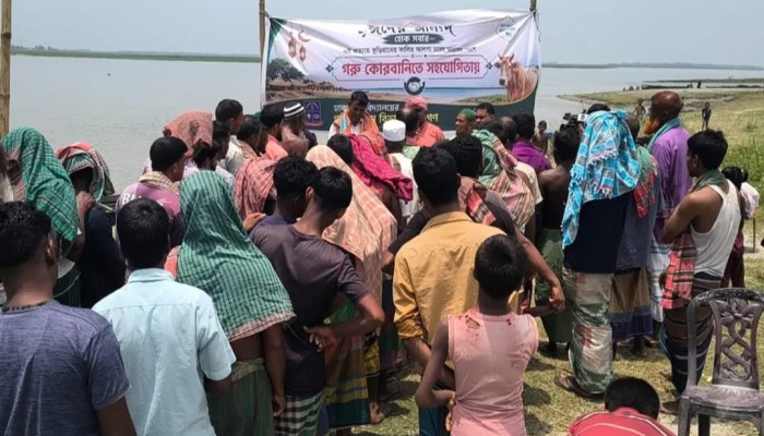 কুড়িগ্রামের একদল মানবিক মানুষ ঈদের আনন্দ ভাগাভাগি করে নিয়েছেন চরবাসীর সঙ্গে