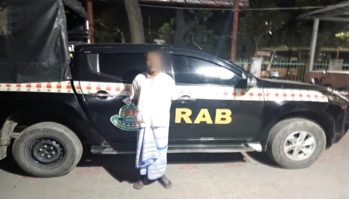 বাগেরহাটের মোড়েলগঞ্জে চাঞ্চল্যকর মিন্টু শেখ হত্যা মামলার মূলহোতা, এজাহার নামীয় ১ ও ৩ নং আসামিকে গ্রেফতার করেছে র‌্যাব-৬, সদর কোম্পানি ও র‌্যাব-২, স্পেশাল কোম্পানির যৌথ আভিযানিক দল