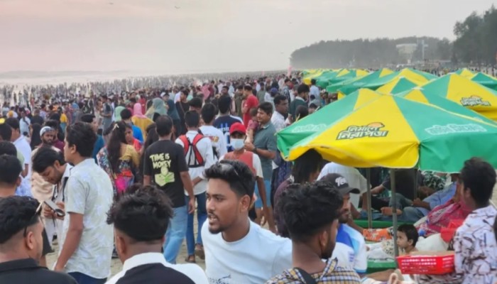 ঈদের তৃতীয় দিনে কক্সবাজারে জনসমুদ্র, ভ্রমণপিপাসুদের আনন্দ উচ্ছ্বাস