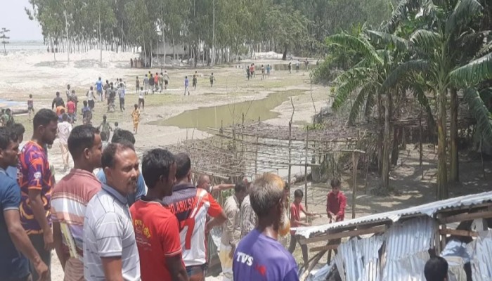 কুড়িগ্রামের চিলমারীতে মানববন্ধন শেষে ব্রহ্মপুত্র তীরে বালু ব্যবসায়ীদের টোল ঘর গুঁড়িয়ে দিলো বিক্ষুব্ধ জনতা