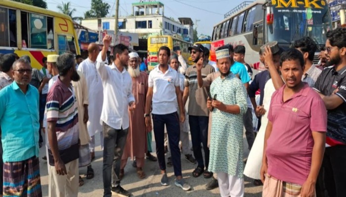 মেইল বাস সার্ভিস বন্ধের প্রতিবাদ; কুড়িগ্রামে ডাকসু নেতার নেতৃত্বে সড়ক অবরোধ করে বিক্ষোভ