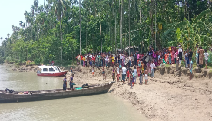 ​বরিশালে ছাদ থেকে নদীতে পড়ে কিশোর নিখোঁজ, লঞ্চের সময়সূচি স্থগিত