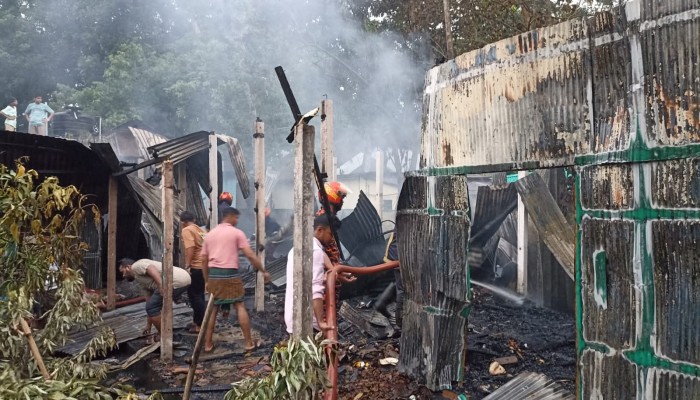 বুড়িচংয়ে ভয়াবহ অগ্নিকাণ্ডে বসতঘরের ৮ কক্ষ পুড়ে ছাই, ক্ষয়ক্ষতি প্রায় ৬ লাখ টাকা