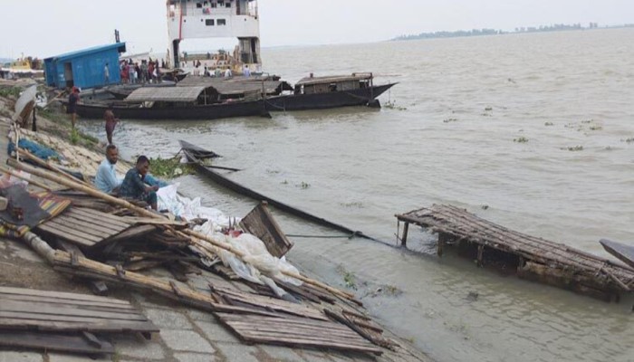 কুড়িগ্রামের ব্রহ্মপুত্রে ঘূর্ণিঝড়ের তাণ্ডবে রমনা ঘাটে ২৫ নৌকা ডুবি, ব্যাপক ক্ষয়ক্ষতি