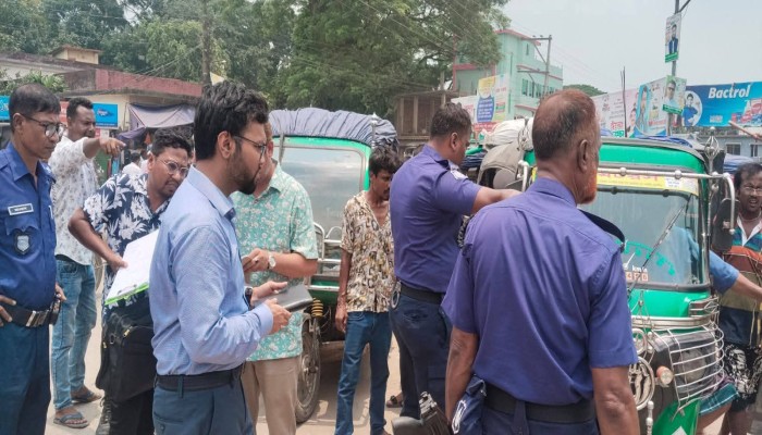 কেন্দুয়ায় অতিরিক্ত ভাড়া আদায়ে দুই সিএনজি চালককে জরিমানা