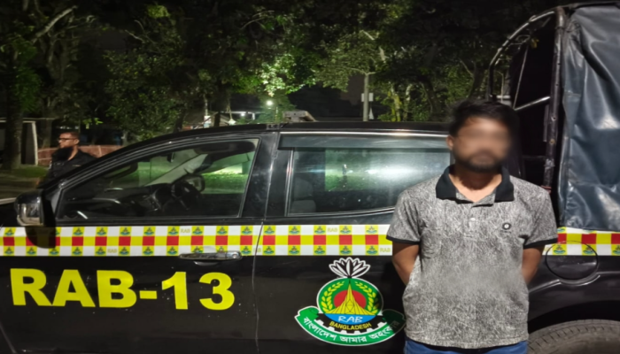 র‌্যাব-১৩ এর অভিযানে লালমনিরহাট কালীগঞ্জ থানার মাদক মামলায় ১০ বছরের সাজাপ্রাপ্ত পলাতক আসামি গ্রেফতার।
