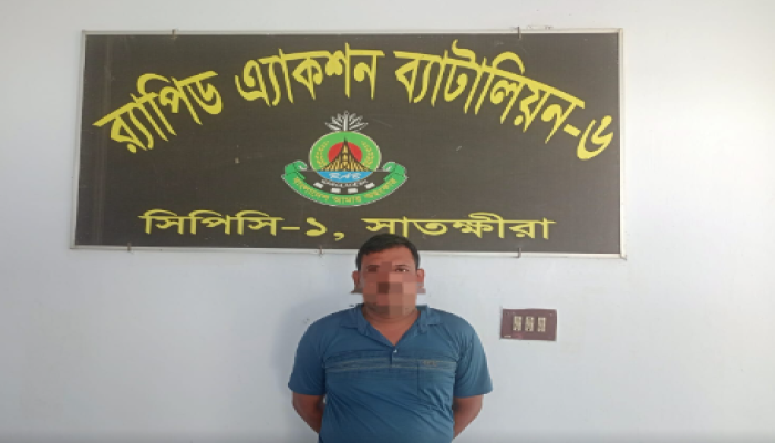 সাতক্ষীরায় র‍্যাবের অভিযানে এনজিও'র গ্রাহকদের সঞ্চয় ও ক্ষুদ্র ঋণের আট লক্ষাধিক টাকা আত্মসাৎ করে দীর্ঘদিন ধরে পলাতক থাকা এক প্রতারক চক্রের মূলহোতাকে গ্রেফতার করেছে র‍্যাব-৬।