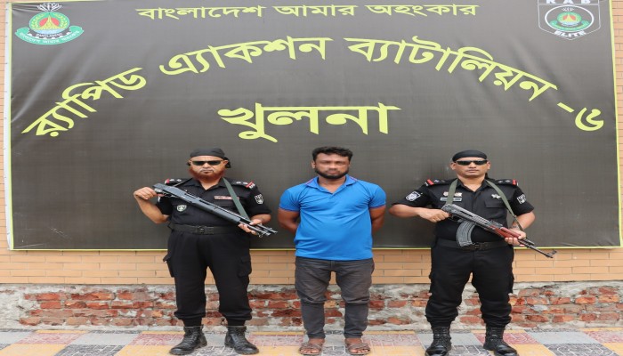 খুলনার সোনাডাঙা থানার চাঞ্চল্যকর ট্রিপল মার্ডার (শ্বাশুড়ি ও দুই সন্তান হত্যা) মামলার ১নং অভিযুক্ত রফিক হাওলাদারকে বরিশাল থেকে গ্রেফতার করেছে র‌্যাব-৬