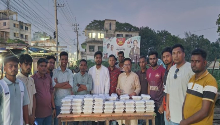 স্বেচ্ছাসেবক দলের কেন্দ্রীয় সাংগঠনিক সম্পাদকের জন্মদিনে সিরাজগঞ্জে সুবিধা বঞ্চিত মানুষের মাঝে খাবার বিতরণ