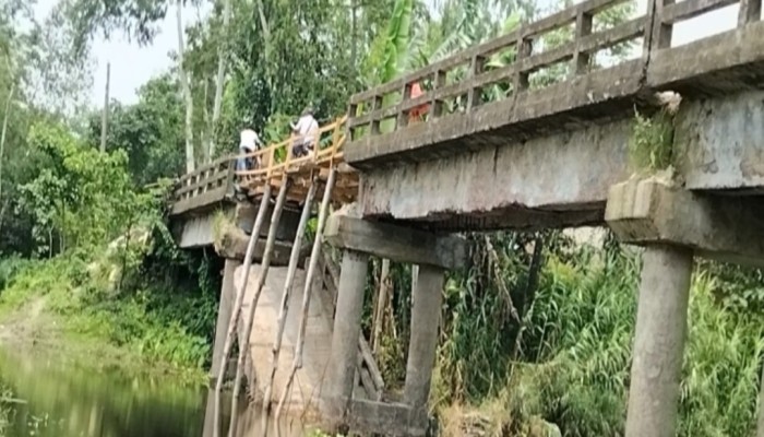 ভেঙে পড়া সেতু এখন গলার কাঁটা, মাটি ভরাট করার দাবি এলাকাবাসীর