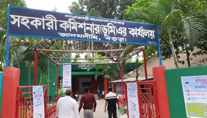ঝুঁকি নিয়েই জনগণের সেবায় আদমদীঘির সহকারী কমিশনার (ভূমি) আশরাফুল ইসলাম