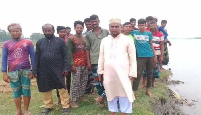কুড়িগ্রামের দুধকুমার নদের ভাঙ্গন প্রতিরোধের দাবিতে ফুসে উঠেছে এলাকাবাসী