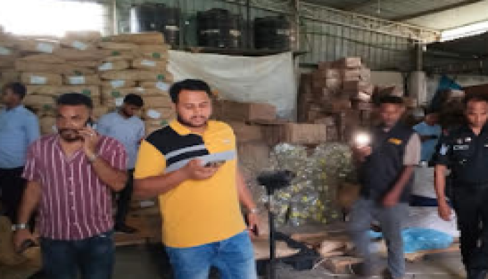 ঢাকার কেরাণীগঞ্জ ও কদমতলী  এলাকায় র‌্যাবের ভ্রাম্যমান আদালত কর্তৃক ০৩ জন’কে ০৬ লক্ষ টাকা জরিমানা এবং বিপুল পরিমাণ নকল খাদ্য পণ্য ও তামার তার জব্দ