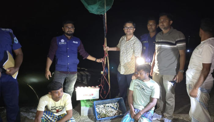 জলজ প্রাণী রক্ষায় মাঠে পুলিশ, নদীতে কারেন্ট শকে মাছ শিকারের সরঞ্জাম জব্দ